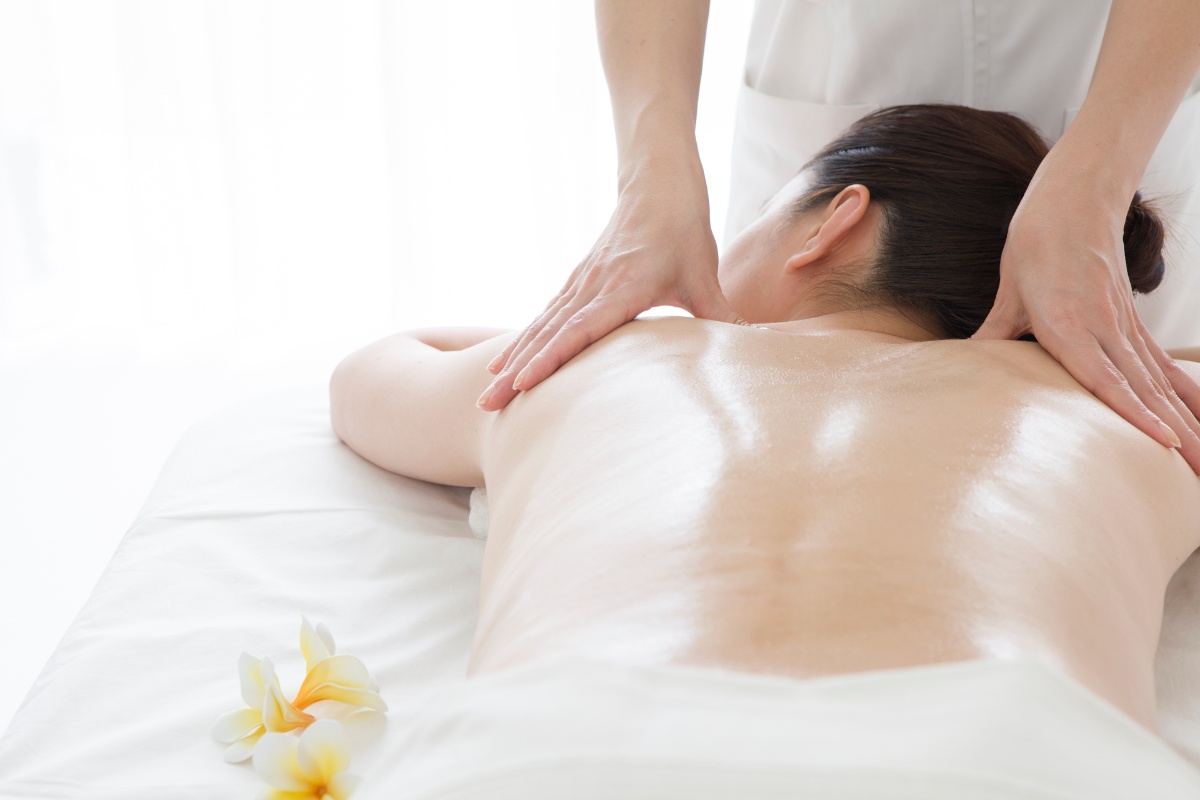 厄介な肩こりや腰痛などを根本から和らげるもみほぐしの癒し体験